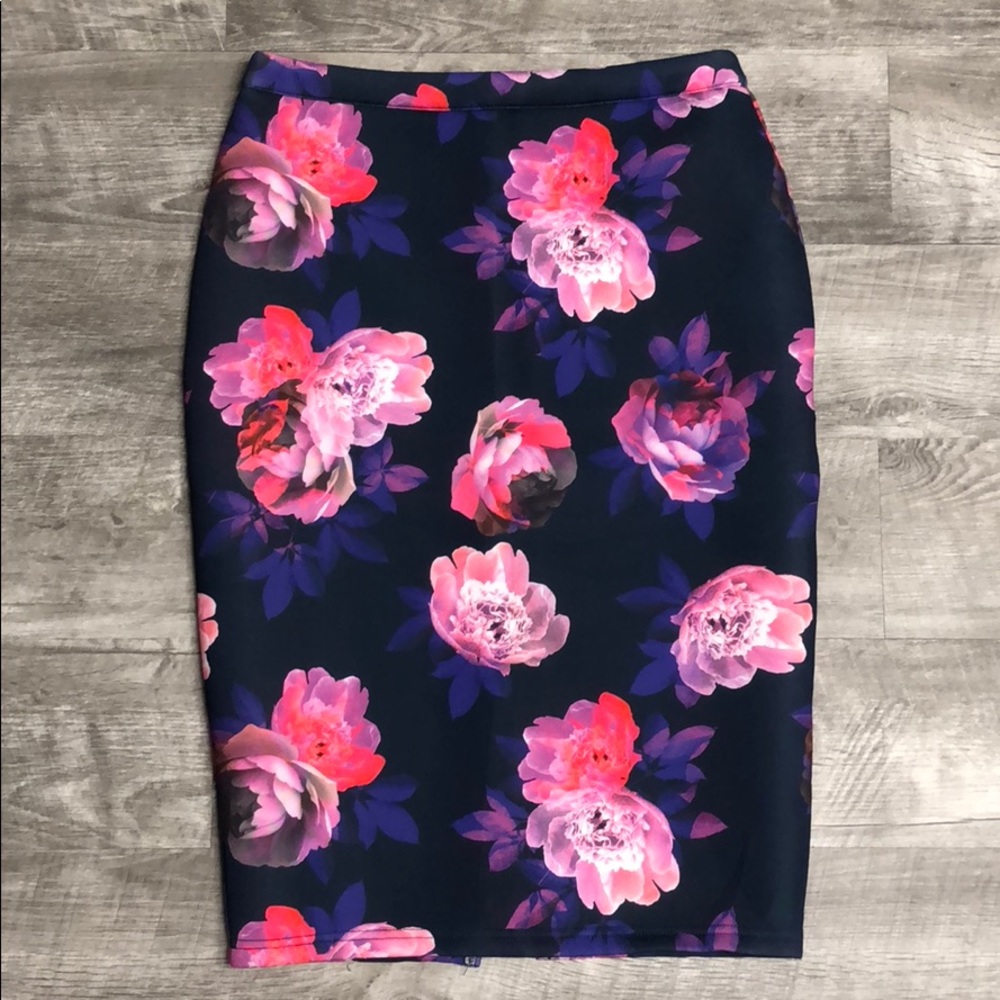 Paint it Red Floral Medium Skirt NWT